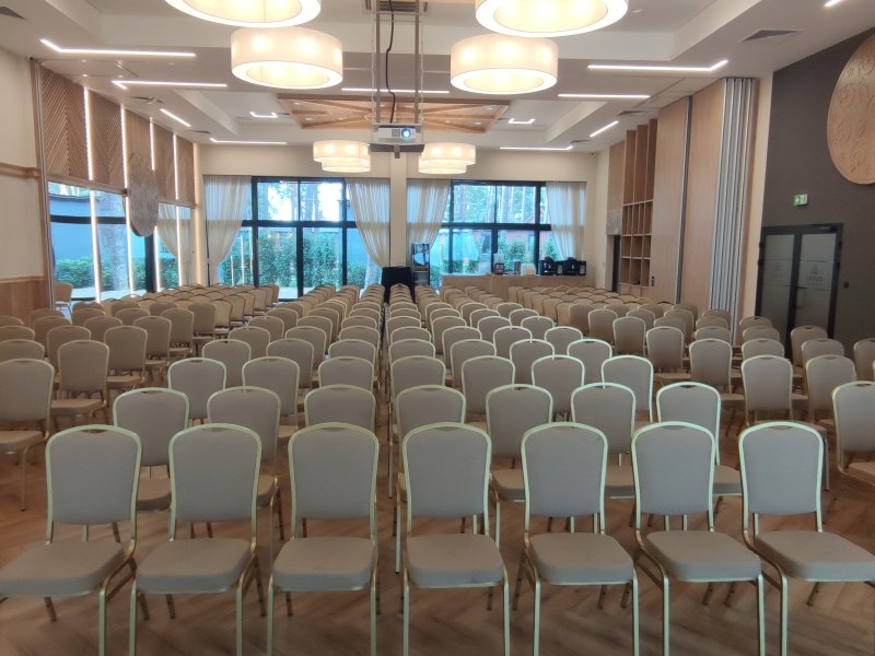 Sala Flauta w ustawieniu teatralnym, rzędy krzeseł i projektor