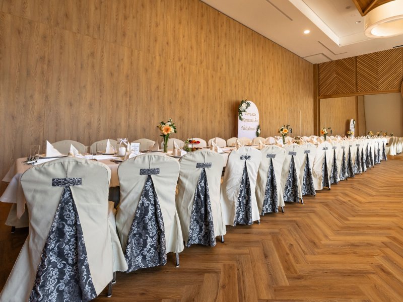 Sala Flauta w ustawieniu bankietowym, długie stoły