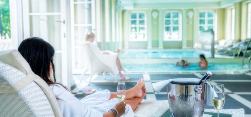 Relaksacyjny basen z wyjściem na taras &ndash; poczuj przestrzeń