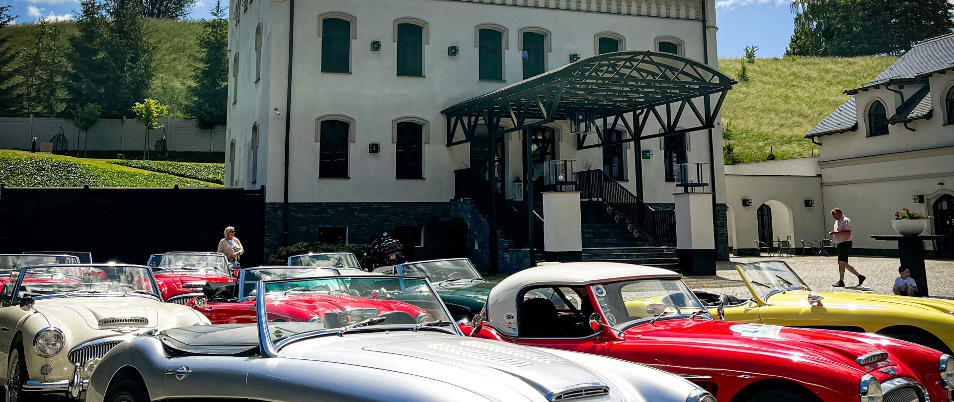 Ponadczasowe klasyki w Pałacu | Zlot samochodowy Austin Healey