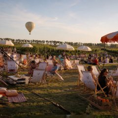 Weekend pełen letnich emocji w Winnicy Pałac Mała Wieś – kino plenerowe, potańcówka i Summer Sky&Wine