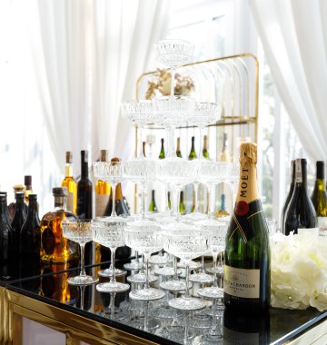 Dlaczego warto zorganizować przyjęcie urodzinowe w luksusowej podmiejskiej posiadłości?