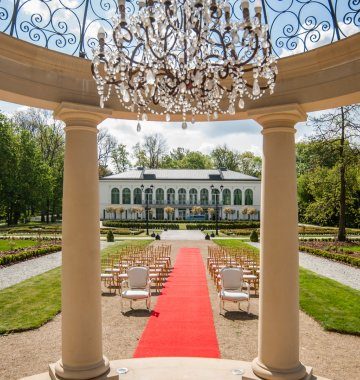 Ślub kościelny w plenerze w Pałacu Mała Wieś - dostępny bez żadnych dodatkowych formalności