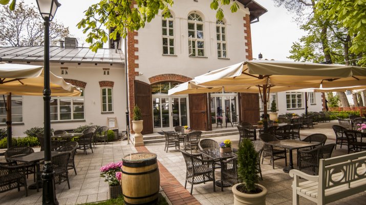 Restauracja w historycznym budynku blisko Warszawy