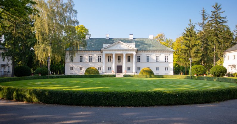 Zwiedzanie pałacu z przewodnikiem dla szk&oacute;ł 