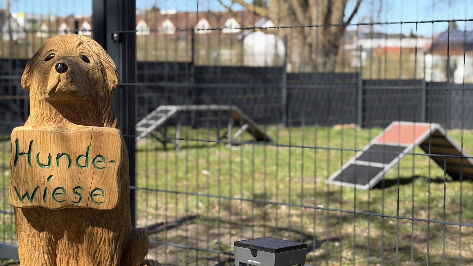 Eingezäunte Hundewiese für unsere vierbeinigen Gäste