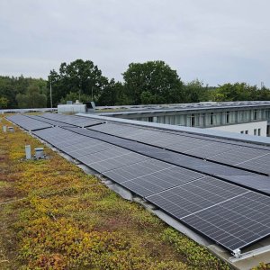 Neue Photovoltaikanlage auf dem Parkhotel Rügen installiert