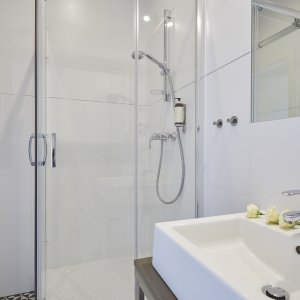 Nowoczesna łazienka z kabiną prysznicową w apartamencie – komfort i funkcjonalność w jednym.