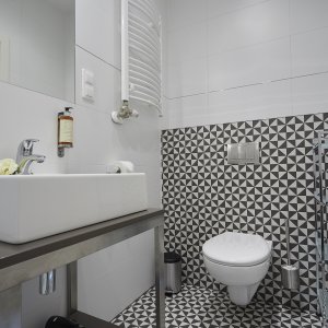 Komfortowa łazienka z nowoczesnym wyposażeniem – przestronna, funkcjonalna i stylowa.