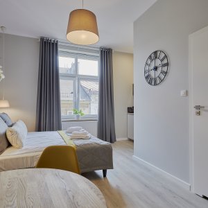 Widok na przestronny apartament w Krakowie na Floriańskiej – elegancka aranżacja wnętrz w sercu miasta.