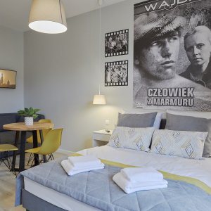 Apartament z plakatami filmowymi inspirowanymi Człowiekiem z marmuru – dla kinomaniaków.