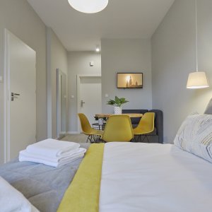  Apartament na wynajem w Krakowie, nawiązujący do kultowego filmu Człowiek z marmuru – idealny dla miłośników kina.