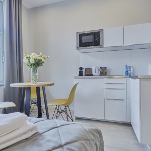Przestronny apartament w centrum Krakowa, idealny dla dwóch osób, z nowoczesnym wystrojem i komfortowym wyposażeniem.