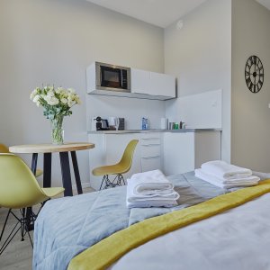 Elegancko zaprojektowane wnętrze, z dbałością o szczegóły, nowoczesnymi meblami i stonowaną kolorystyką.