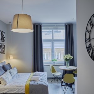 Nowoczesny zegar ścienny z minimalistycznym designem, wyraźnymi cyframi i elegancką, prostą formą.