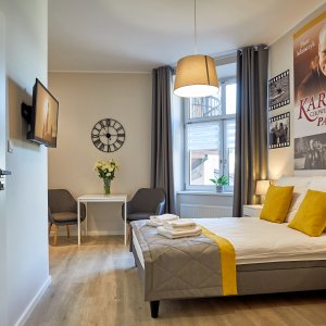 Stylowo urządzona przestrzeń przytulnego apartamentu na Floriańskiej, łącząca komfort i elegancję.