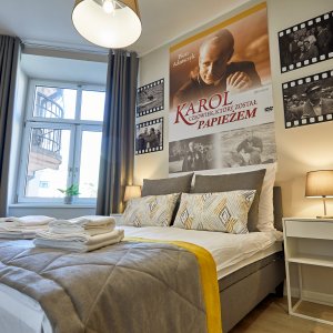 Unikalny apartament tematyczny w Krakowie, inspirowany filmem Karol: Człowiek, który został papieżem, z kolekcją plakatów filmowych.