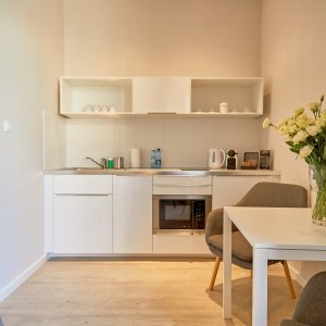 Przestronny apartament dla dwóch osób, z eleganckim wystrojem, nowoczesnymi meblami i komfortową atmosferą.
