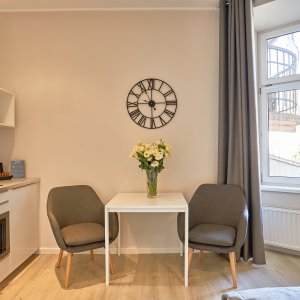 Przytulne, wygodne fotele i świeże kwiaty tworzące atmosferę komfortu i stylu.