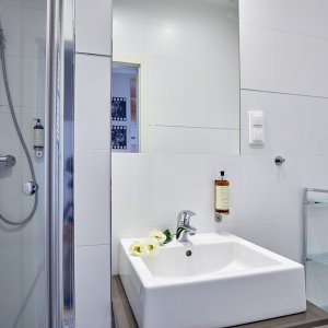 Elegancka umywalka w prywatnej łazience apartamentu w centrum Krakowa, łącząca styl i funkcjonalność.