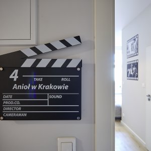 Stylowe wejście do apartamentu inspirowanego filmem, pełne wyjątkowego klimatu.