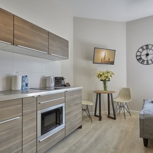 Stylowe drewniane meble, dodające ciepła i charakteru każdemu wnętrzu.