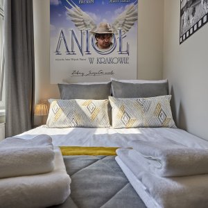 Komfortowy apartament z dużym dwuosobowym łóżkiem, idealny na relaksujący pobyt.