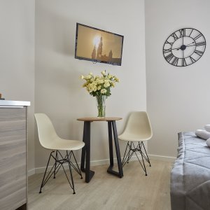 Stylowe i wygodne meble w apartamencie na wynajem, zapewniające komfortowy pobyt.