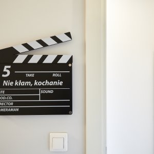 Klaps filmowy na wejściu, wprowadzający gości w wyjątkowy klimat tematycznego lokalu.