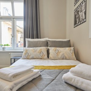 Przestronne, wygodne łóżko podwójne, idealne dla pary szukającej komfortu i relaksu.