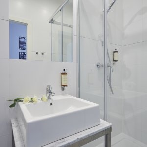 Praktyczna i funkcjonalna prywatna łazienka, idealna dla wygodnego pobytu.