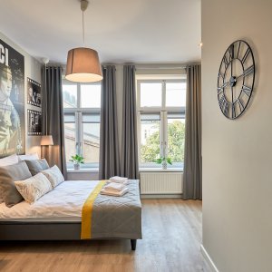 Widok z perspektywy wchodzenia do pomieszczenia, ukazujący przestronność i styl wnętrza.