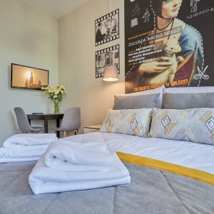 Stylowa aranżacja wnętrza z plakatami z komedii 