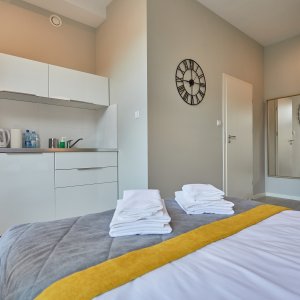 Przestronny aneks kuchenny z detalami wystroju, które nadają wyjątkowy charakter.