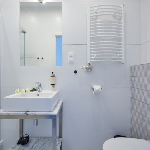 Nowoczesna łazienka z kabiną prysznicową, idealna do relaksu po dniu pełnym wrażeń.