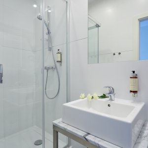 Praktyczna umywalka dla gości, zapewniająca wygodę i funkcjonalność w łazience.