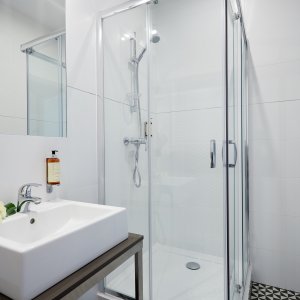 Prywatna łazienka, dostępna wyłącznie dla gości apartamentu, gwarantująca komfort i prywatność.