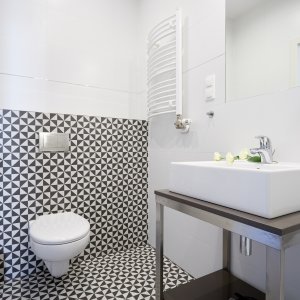 Nowoczesna łazienka z designerskimi detalami, łącząca estetykę i wygodę.