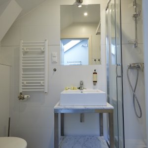 Estetyczna łazienka z przestronną kabiną prysznicową w apartamencie