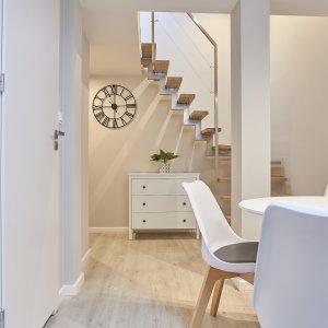 Przestronny apartament oświetlony ciepłym światłem słonecznym