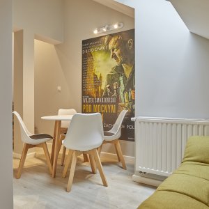 Stół w apartamencie z plakatem z filmu 