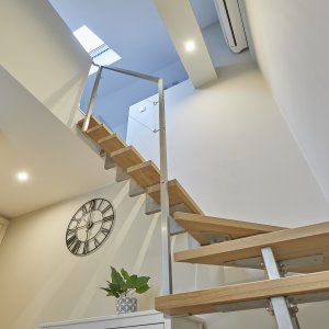 Widok na drugi poziom tematycznego apartamentu w Krakowie, pełnego charakterystycznych detali