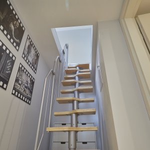 Nowoczesne schody w tematycznym apartamencie filmowym