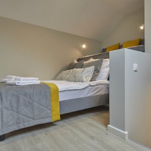 Duże łóżko w apartamencie dla pary na Floriańskiej w Krakowie