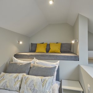 Strefa wypoczynkowa w dużym apartamencie w Krakowie z klimatyczną aranżacją