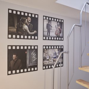 Plakaty filmowe dekorujące ściany apartamentu na Floriańskiej w Krakowie