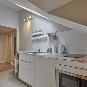  Aneks kuchenny widoczny na pierwszym poziomie dwupoziomowego apartamentu