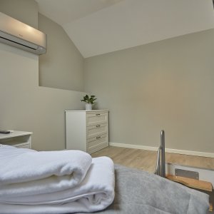 Schody prowadzące na drugi poziom apartamentu