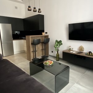 Wnętrze w nowoczesnym stylu z czarnymi detalami, idealne dla miłośników minimalizmu