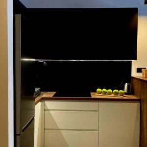 Przestronna kuchnia z ciemnym wykończeniem, styl i wygoda w jednym miejscu